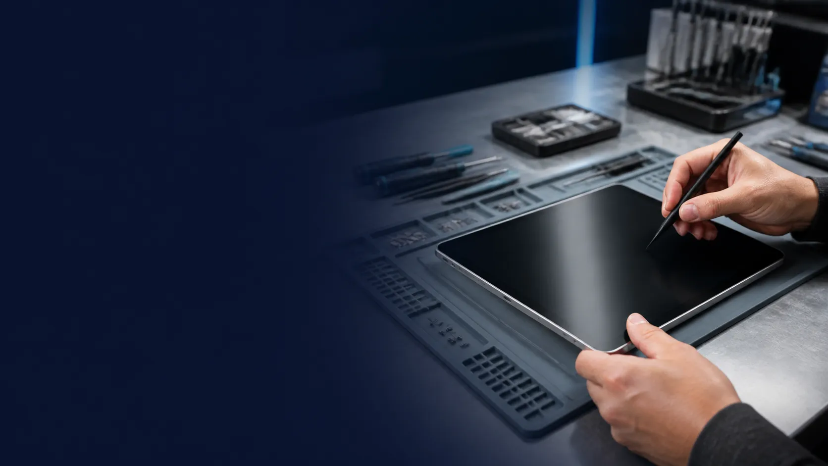 İnce alüminyum tabletin bağımsız teknik serviste dikkatle test edildiği onarım alanı